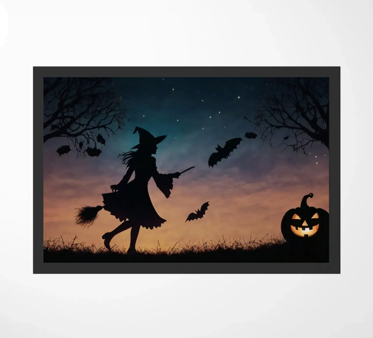 Una strega in controluce che vola su un manico di scopa in un pipistrello crepuscolare zerbino da DesignDoodle