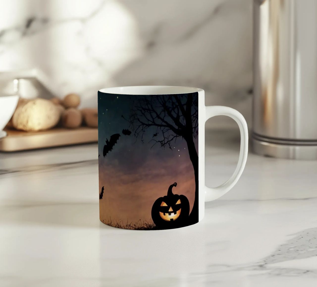 Una strega in controluce che vola su un manico di scopa in un pipistrello crepuscolare tazza in ceramica da DesignDoodle