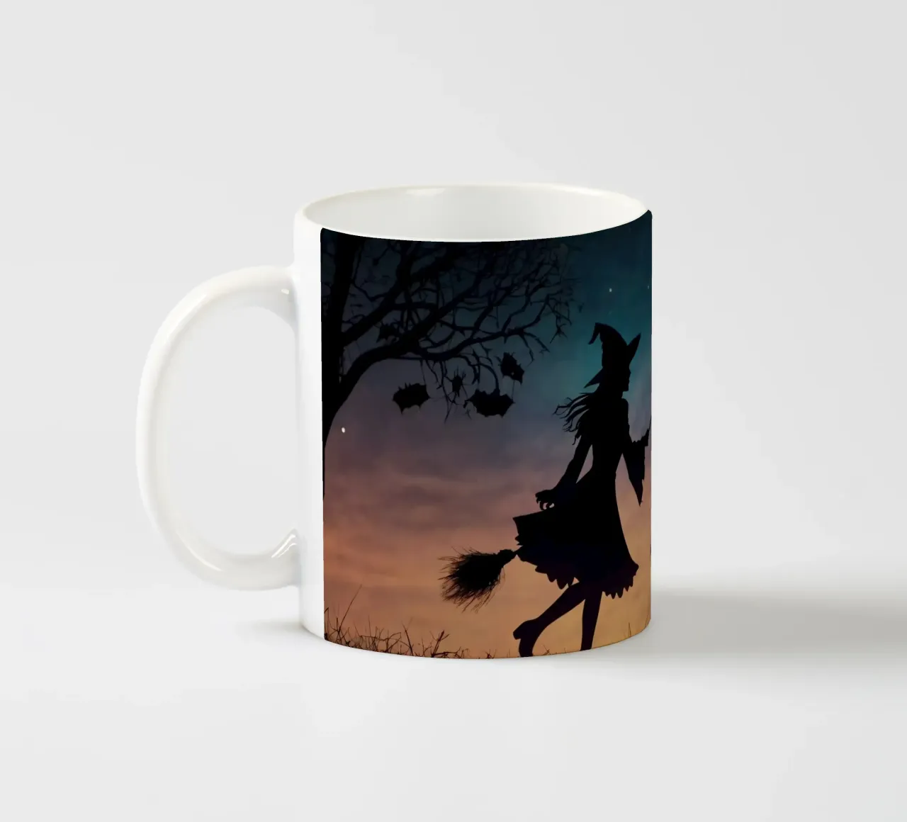 Eine silhouettierte Hexe, die auf einem Besenstiel in einer dämmrigen Fledermaus fliegt Keramik Tasse von DesignDoodle