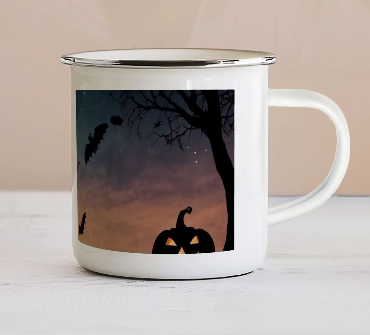 Una strega in controluce che vola su un manico di scopa in un pipistrello crepuscolare tazza in smalto da DesignDoodle