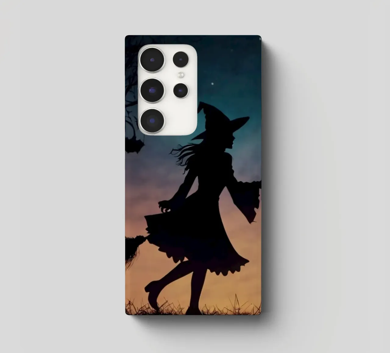 Una strega in controluce che vola su un manico di scopa in un pipistrello crepuscolare cover samsung da DesignDoodle