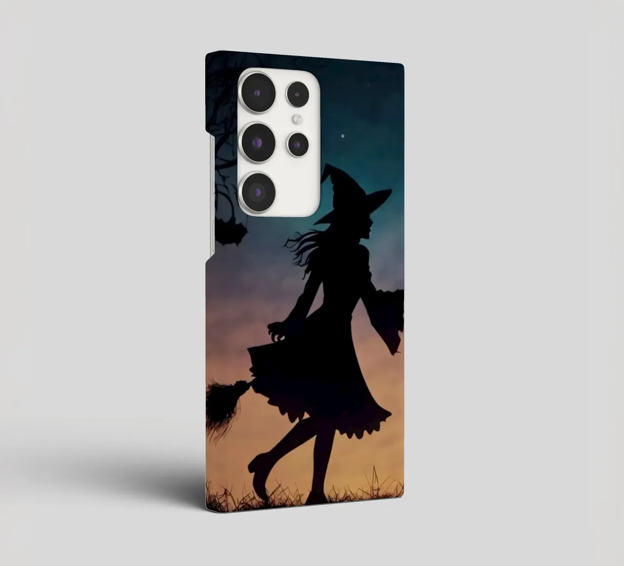 Una strega in controluce che vola su un manico di scopa in un pipistrello crepuscolare cover samsung da DesignDoodle