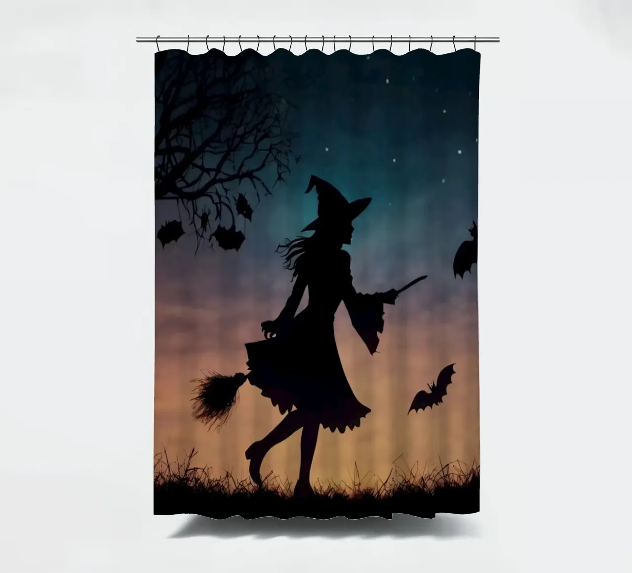 Una strega in controluce che vola su un manico di scopa in un pipistrello crepuscolare tenda da doccia da DesignDoodle