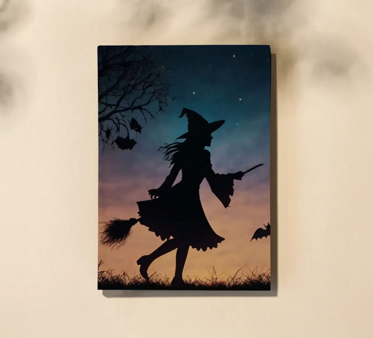 Una strega in controluce che vola su un manico di scopa in un pipistrello crepuscolare diario da DesignDoodle