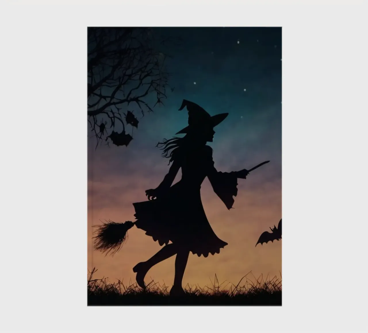 Una strega in controluce che vola su un manico di scopa in un pipistrello crepuscolare diario da DesignDoodle