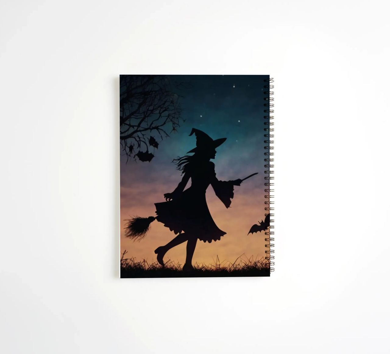 Una strega in controluce che vola su un manico di scopa in un pipistrello crepuscolare diario ad anelli da DesignDoodle