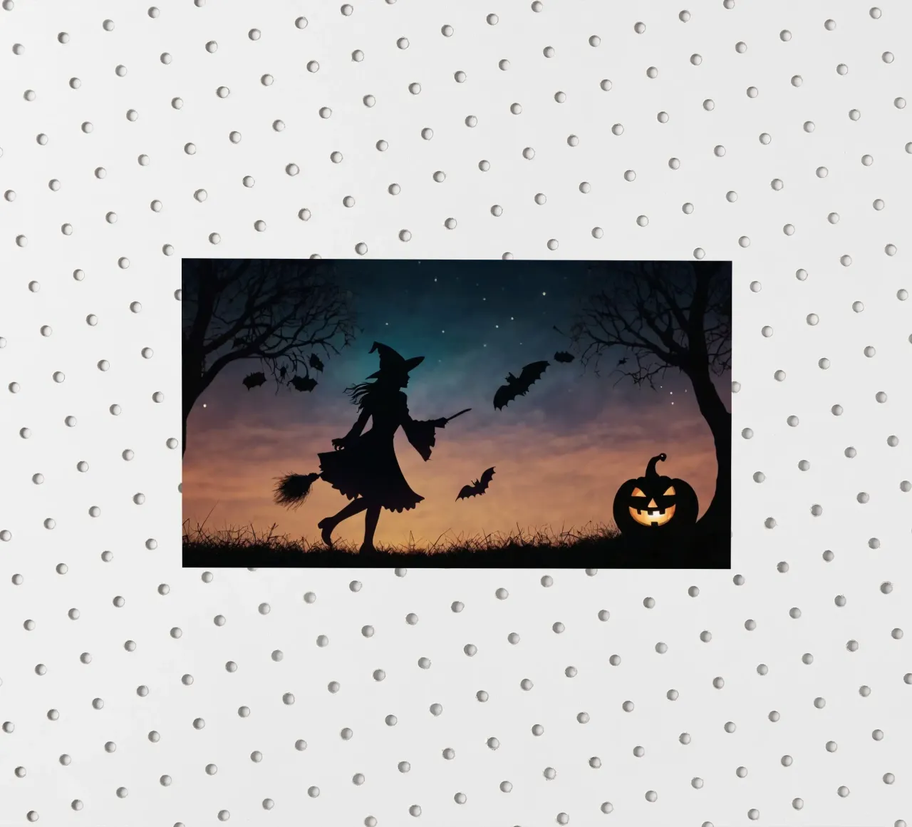 Una bruja silueteada volando en escoba en un murciélago crepuscular pegatina de DesignDoodle