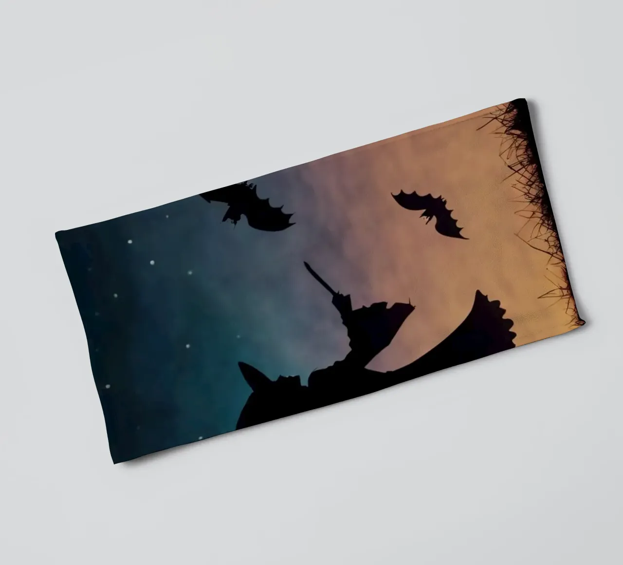 Silhouette d'une sorcière volant sur un balai dans une chauve-souris crépusculaire. serviette de bain de DesignDoodle