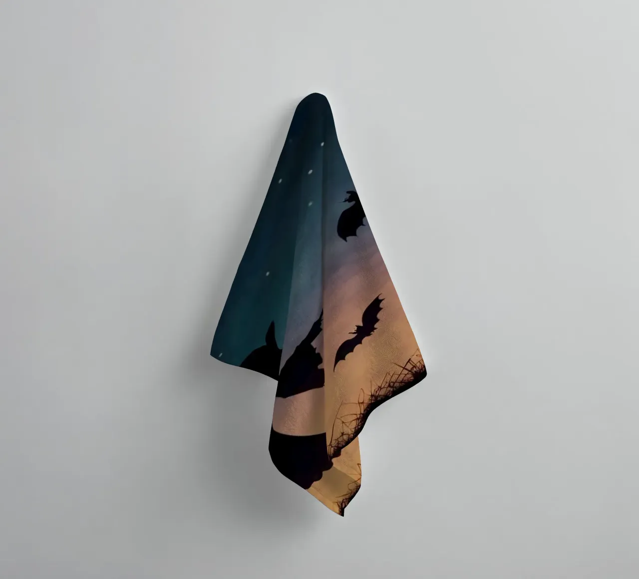 Una strega in controluce che vola su un manico di scopa in un pipistrello crepuscolare asciugamano da bagno da DesignDoodle