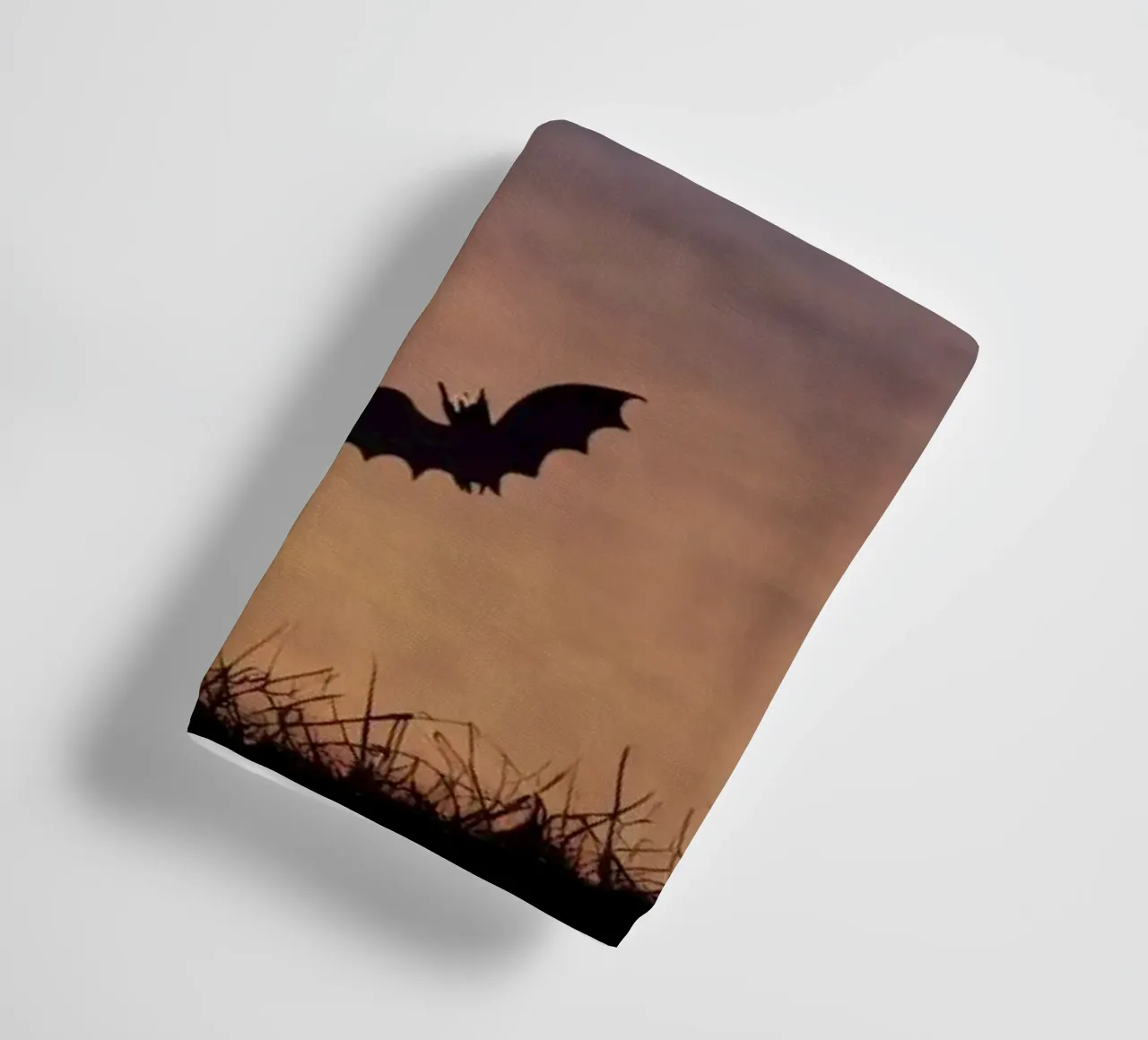 Una strega in controluce che vola su un manico di scopa in un pipistrello crepuscolare asciugamano da bagno da DesignDoodle