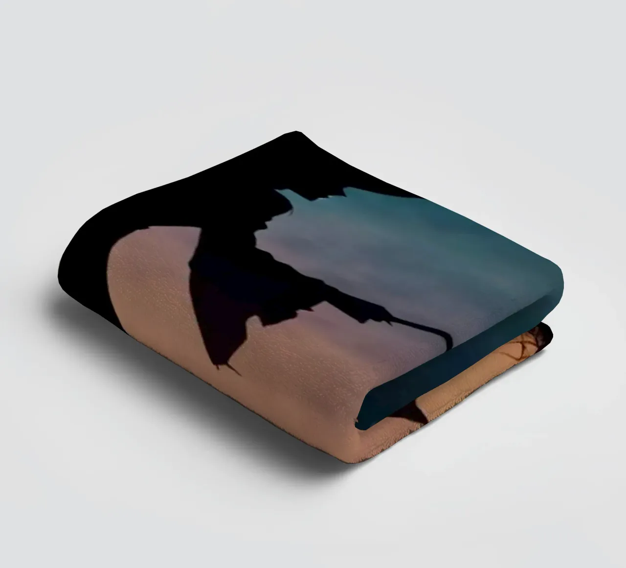 Una strega in controluce che vola su un manico di scopa in un pipistrello crepuscolare asciugamano da bagno da DesignDoodle