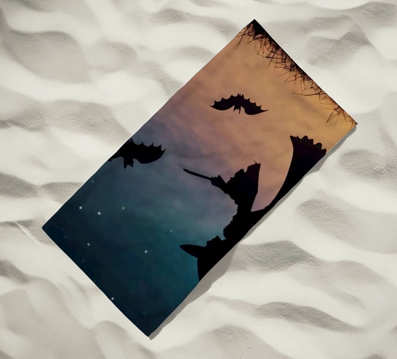 Una strega in controluce che vola su un manico di scopa in un pipistrello crepuscolare telo mare da DesignDoodle
