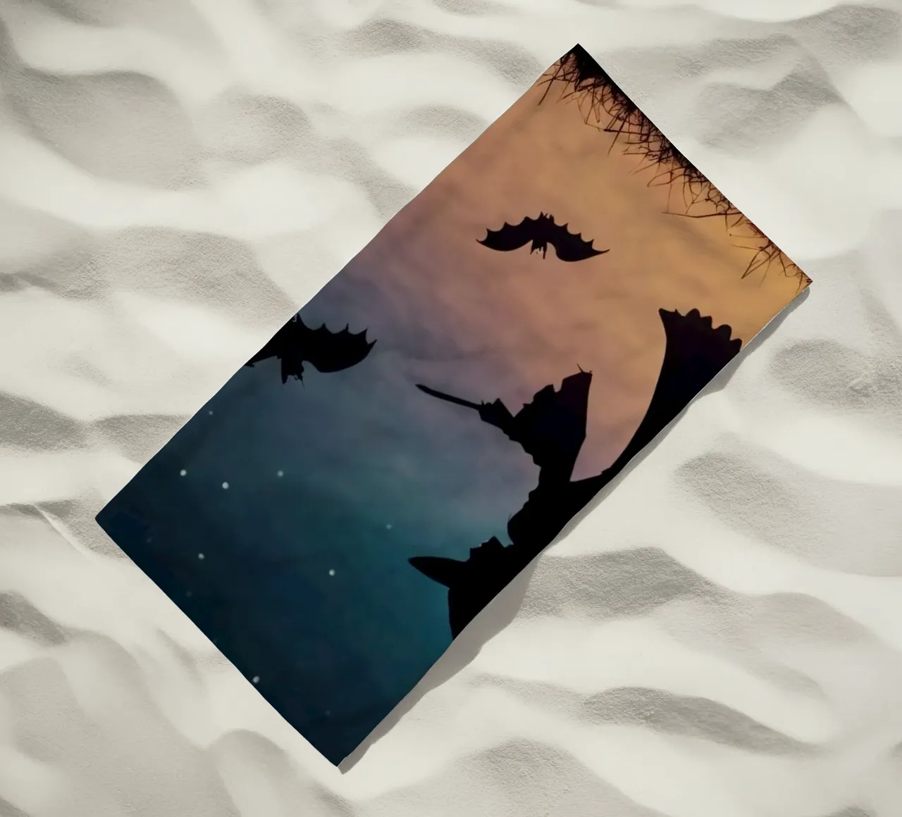 Een silhouet van een heks vliegend op een bezemsteel in een schemerige vleermuis strandhanddoek van DesignDoodle