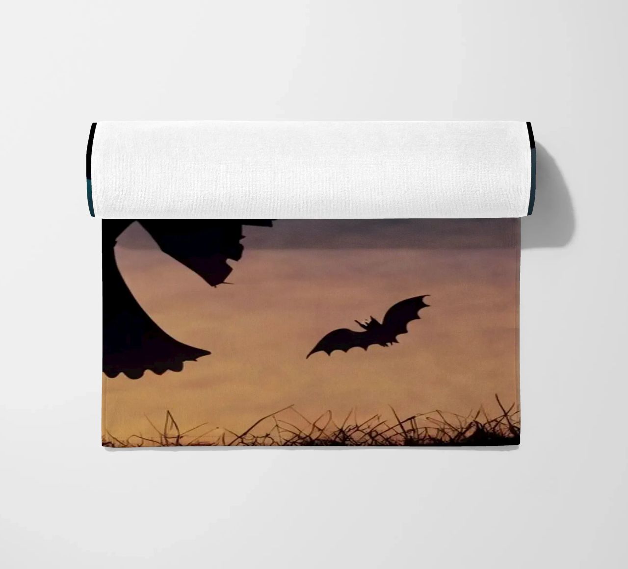 Una strega in controluce che vola su un manico di scopa in un pipistrello crepuscolare telo mare da DesignDoodle