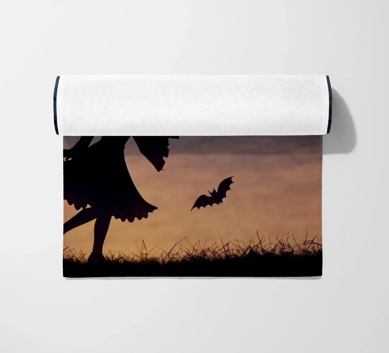 Een silhouet van een heks vliegend op een bezemsteel in een schemerige vleermuis strandhanddoek van DesignDoodle