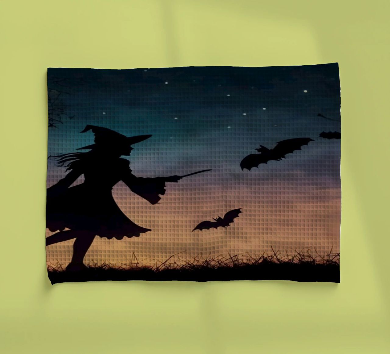 Una strega in controluce che vola su un manico di scopa in un pipistrello crepuscolare canovaccio da cucina da DesignDoodle