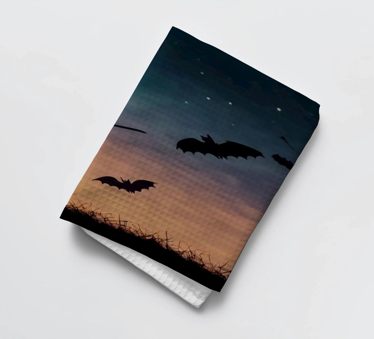 Una strega in controluce che vola su un manico di scopa in un pipistrello crepuscolare canovaccio da cucina da DesignDoodle