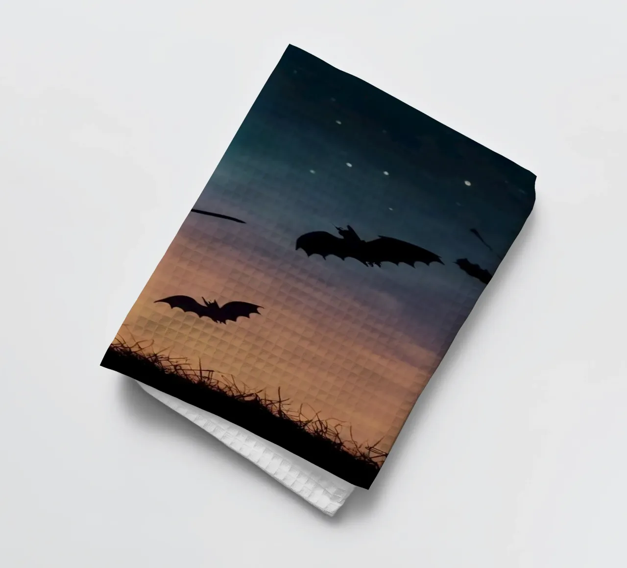 Silhouette d'une sorcière volant sur un balai dans une chauve-souris crépusculaire. torchon de DesignDoodle