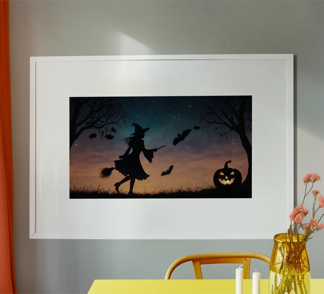 Eine silhouettierte Hexe, die auf einem Besenstiel in einer dämmrigen Fledermaus fliegt Poster von DesignDoodle