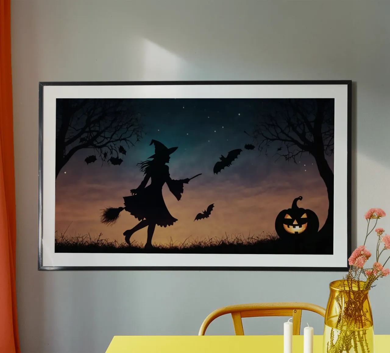 Eine silhouettierte Hexe, die auf einem Besenstiel in einer dämmrigen Fledermaus fliegt Poster von DesignDoodle