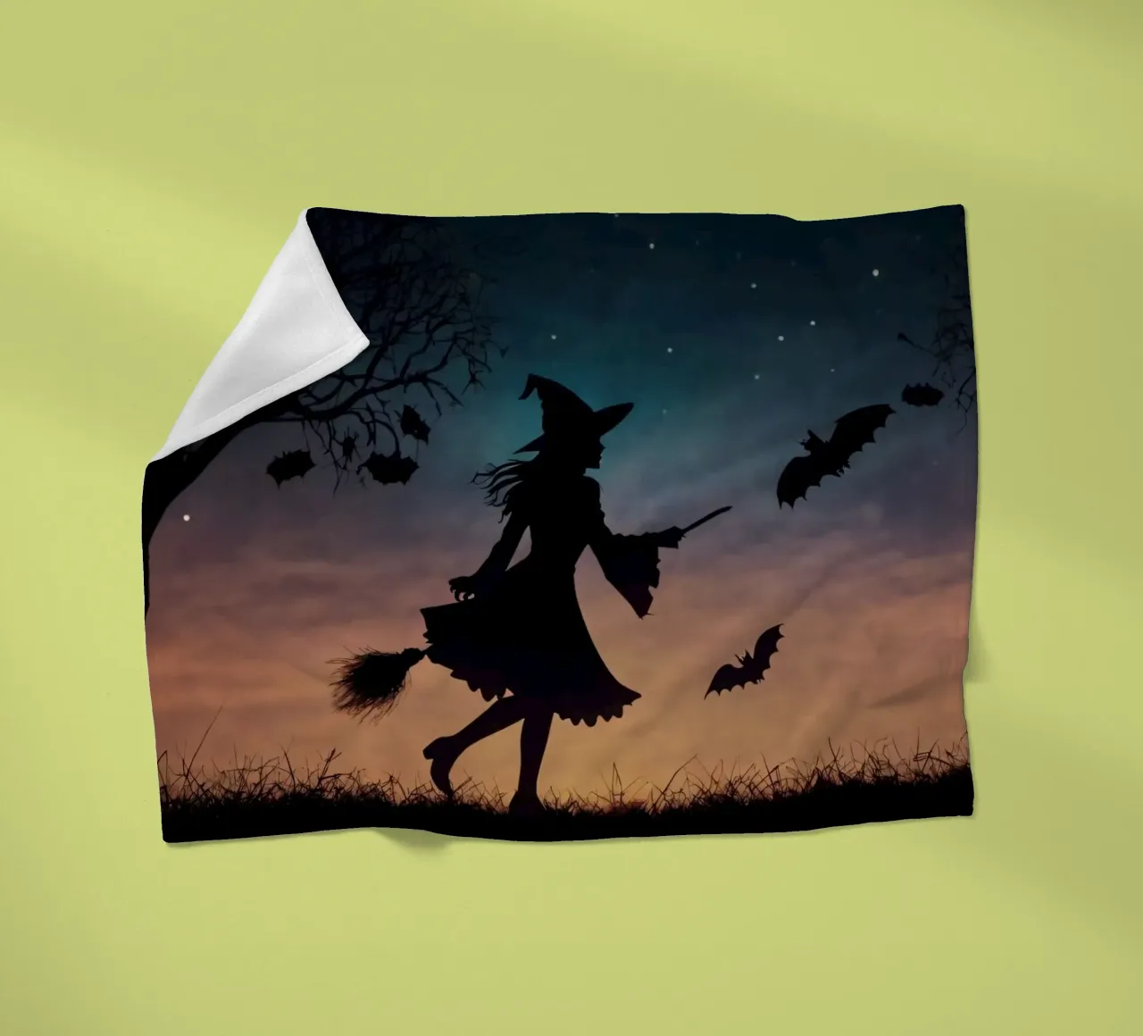 Una strega in controluce che vola su un manico di scopa in un pipistrello crepuscolare coperta in pile da DesignDoodle