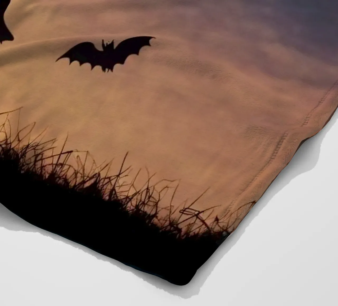 Una strega in controluce che vola su un manico di scopa in un pipistrello crepuscolare coperta in pile da DesignDoodle