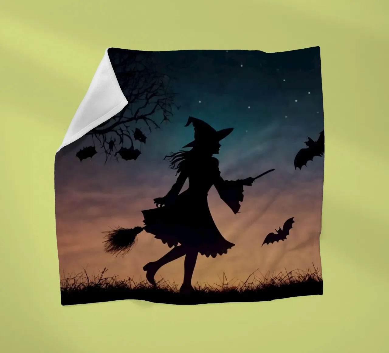 Una strega in controluce che vola su un manico di scopa in un pipistrello crepuscolare coperta in pile da DesignDoodle