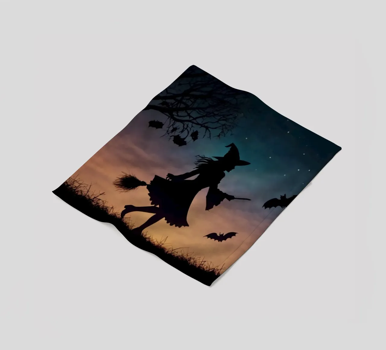 Una strega in controluce che vola su un manico di scopa in un pipistrello crepuscolare coperta in pile da DesignDoodle