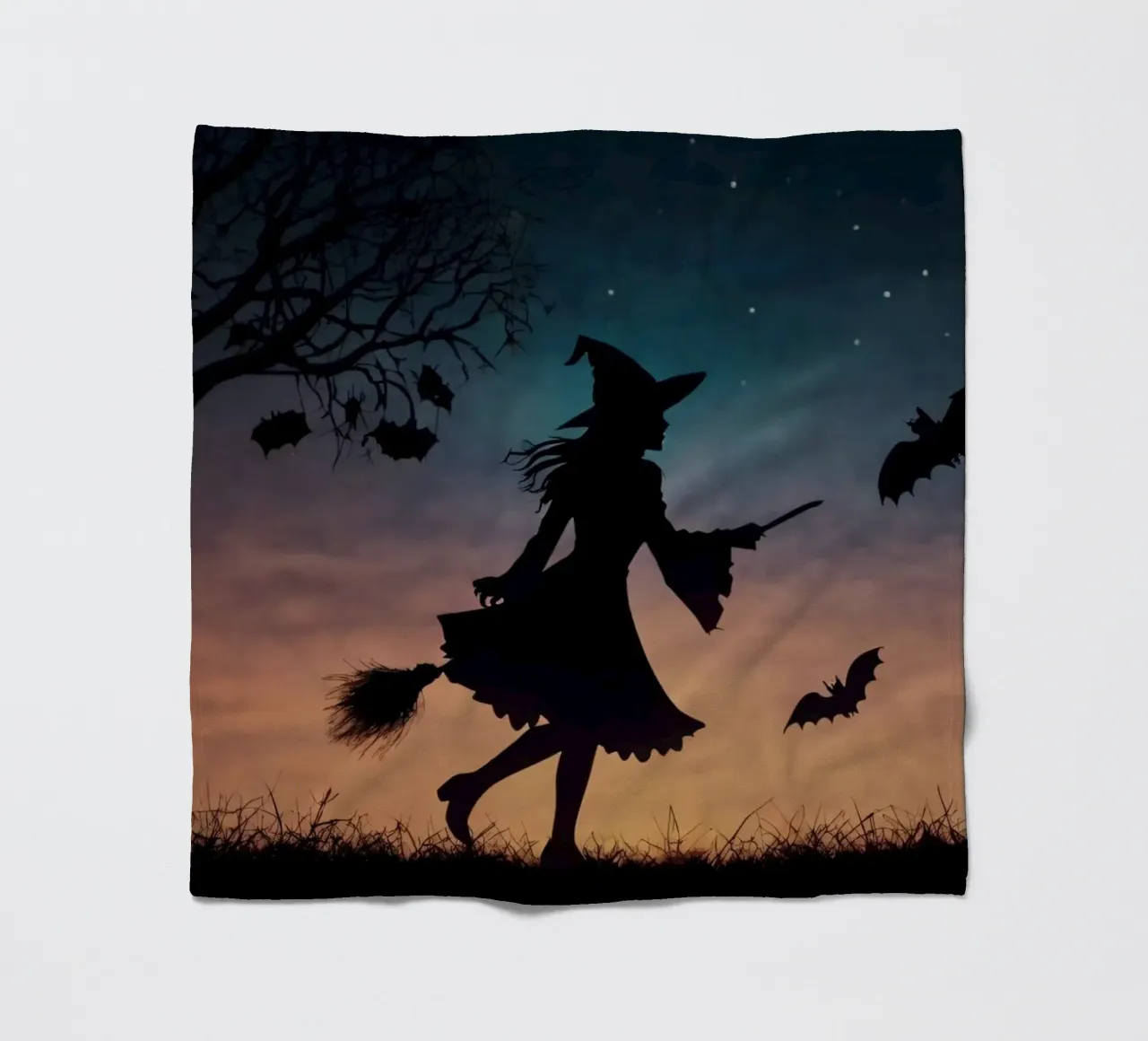 Una strega in controluce che vola su un manico di scopa in un pipistrello crepuscolare coperta in pile da DesignDoodle