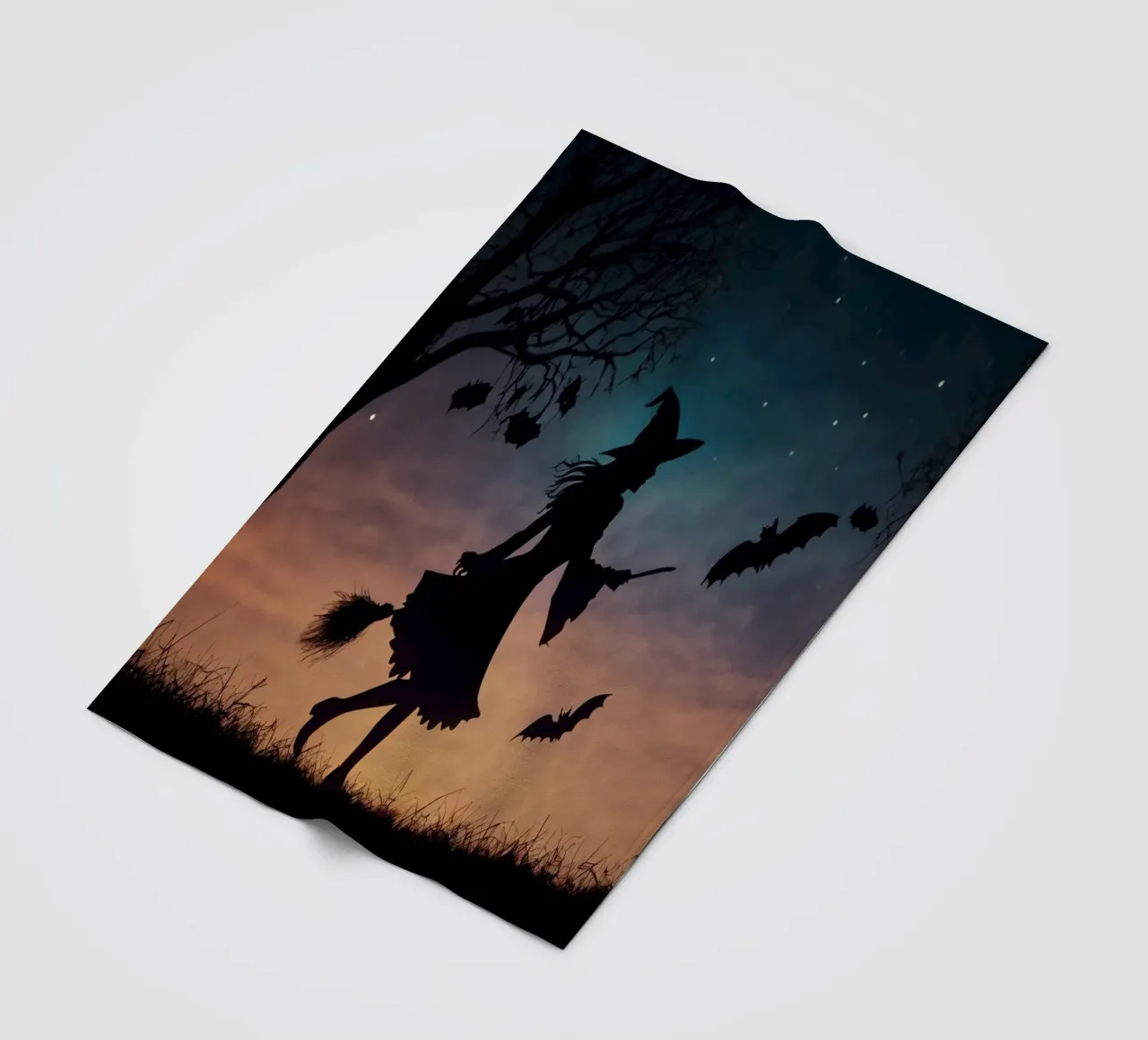 Una strega in controluce che vola su un manico di scopa in un pipistrello crepuscolare coperta in pile da DesignDoodle