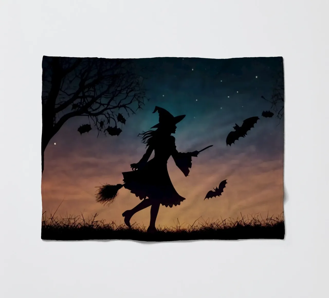 Una strega in controluce che vola su un manico di scopa in un pipistrello crepuscolare coperta in pile da DesignDoodle