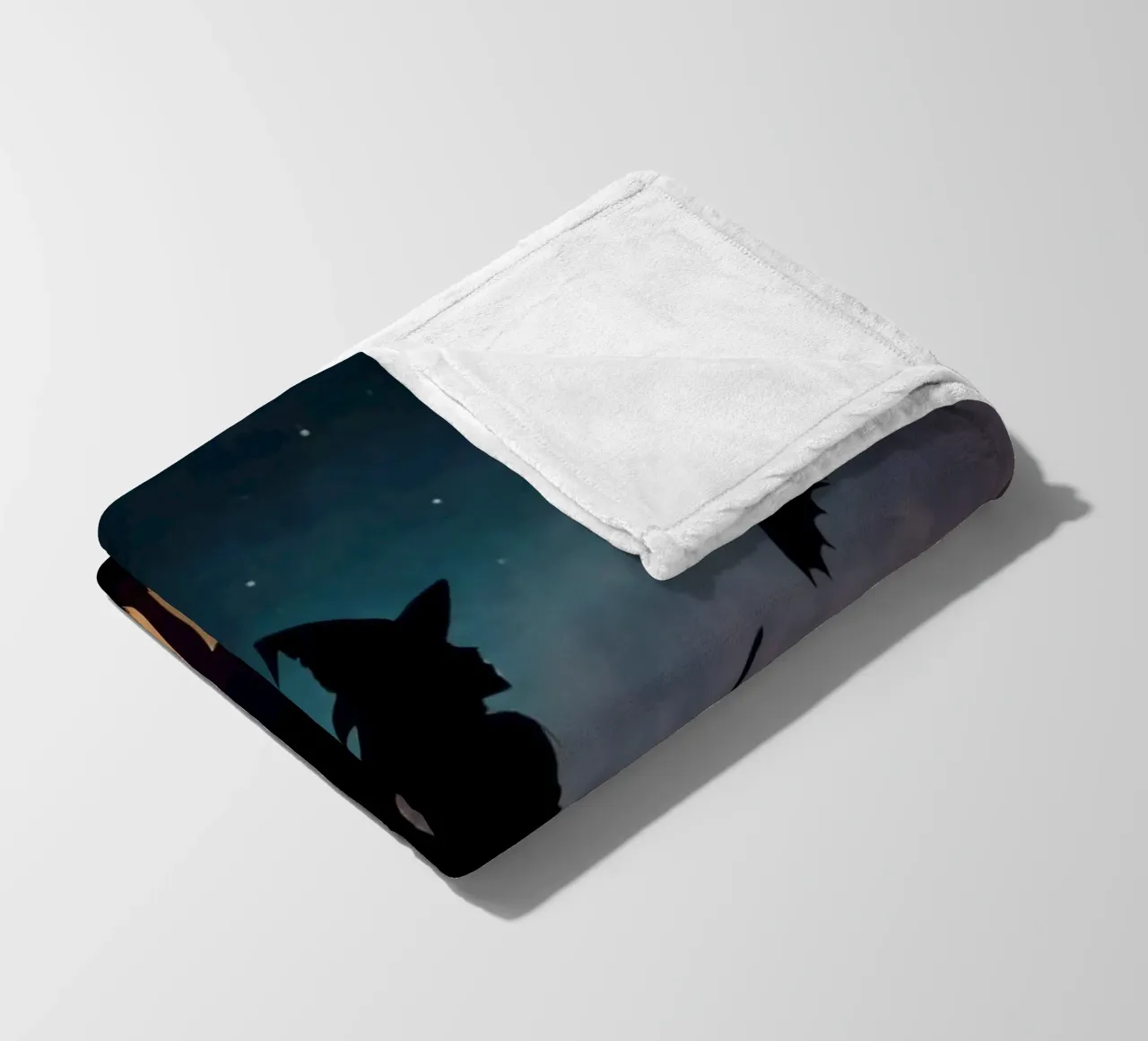 Una strega in controluce che vola su un manico di scopa in un pipistrello crepuscolare coperta in pile da DesignDoodle