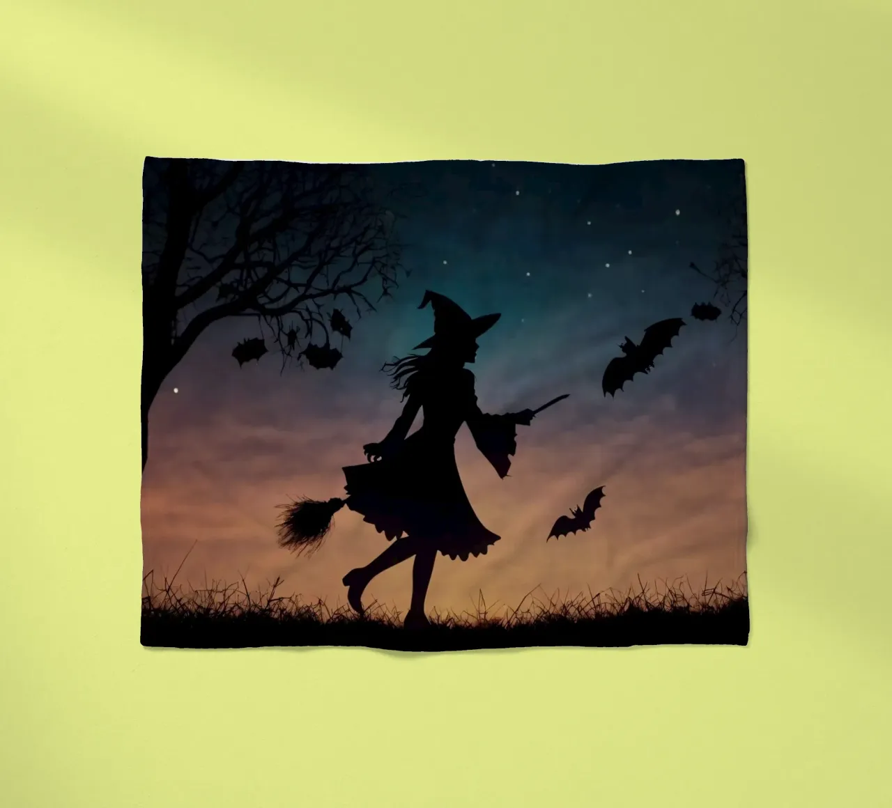 Una strega in controluce che vola su un manico di scopa in un pipistrello crepuscolare coperta in pile da DesignDoodle