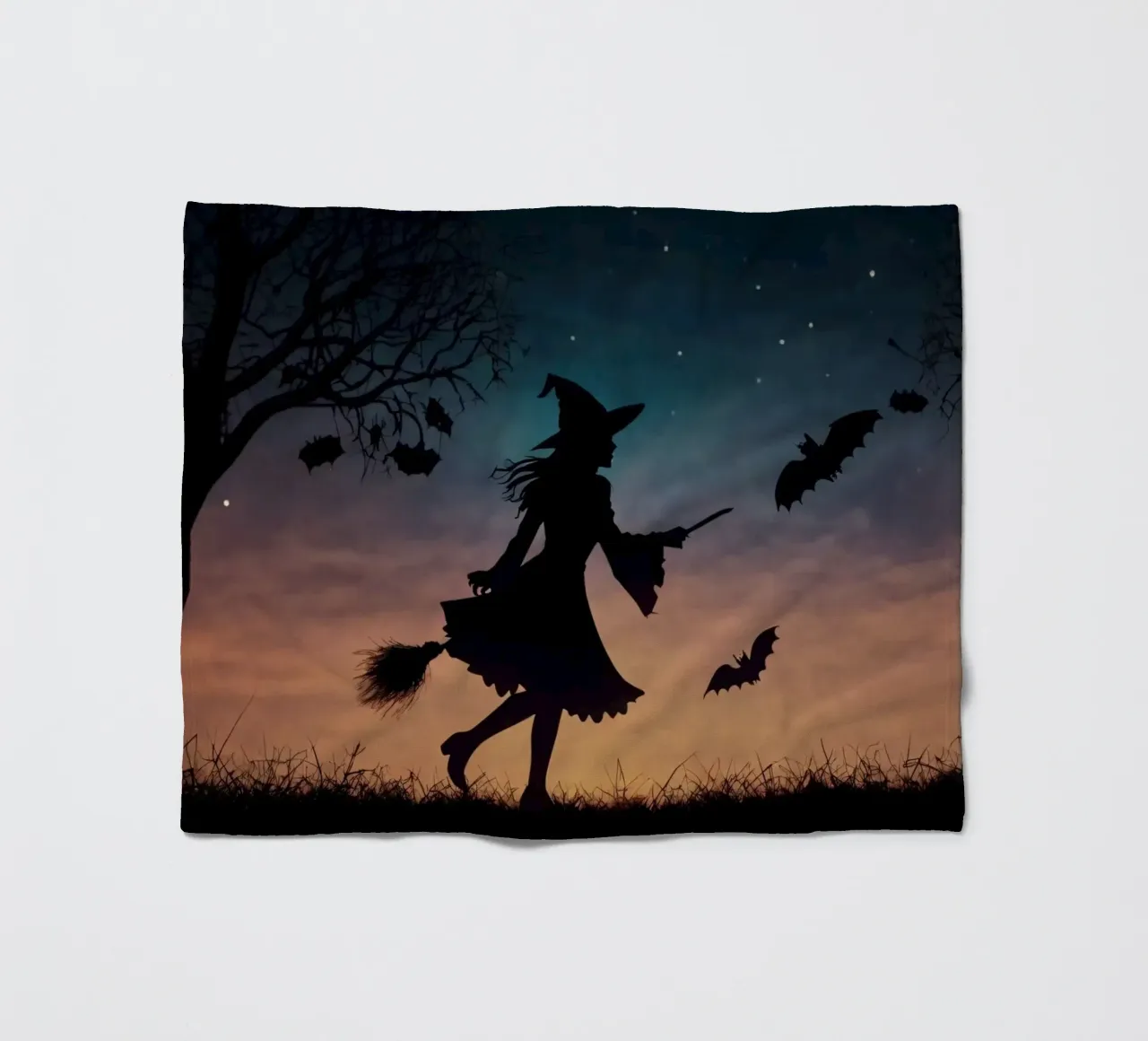 Una strega in controluce che vola su un manico di scopa in un pipistrello crepuscolare coperta in pile da DesignDoodle