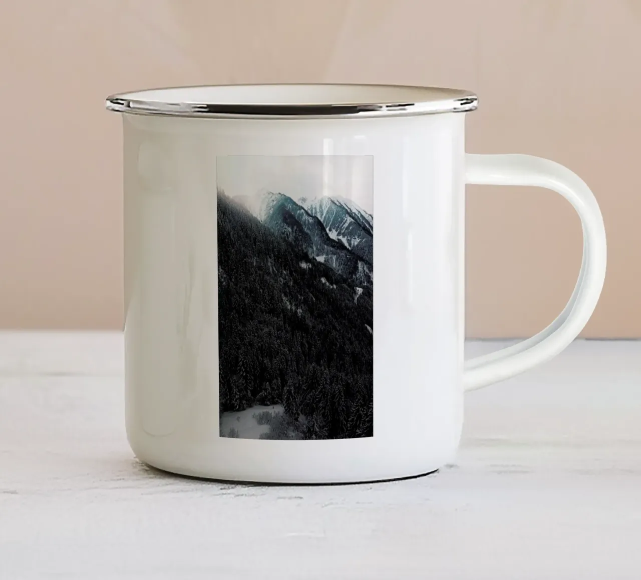 Snowy Peaks in the Alps tazza in smalto da Sebastian Hilgetag