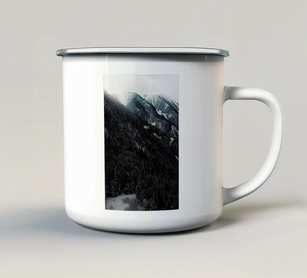 Snowy Peaks in the Alps tazza in smalto da Sebastian Hilgetag