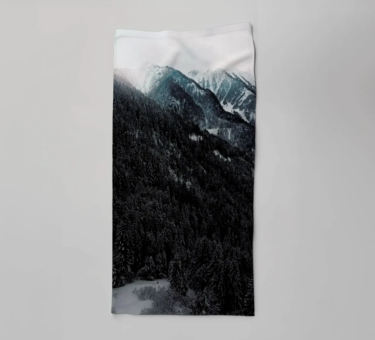 Snowy Peaks in the Alps asciugamano da bagno da Sebastian Hilgetag