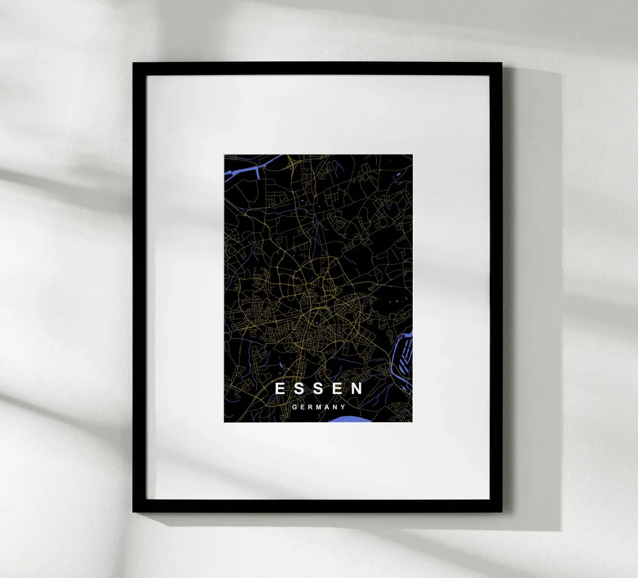 Essen Germania - Mappa della città in nero e oro poster con telaio in legno da Cartographers Library