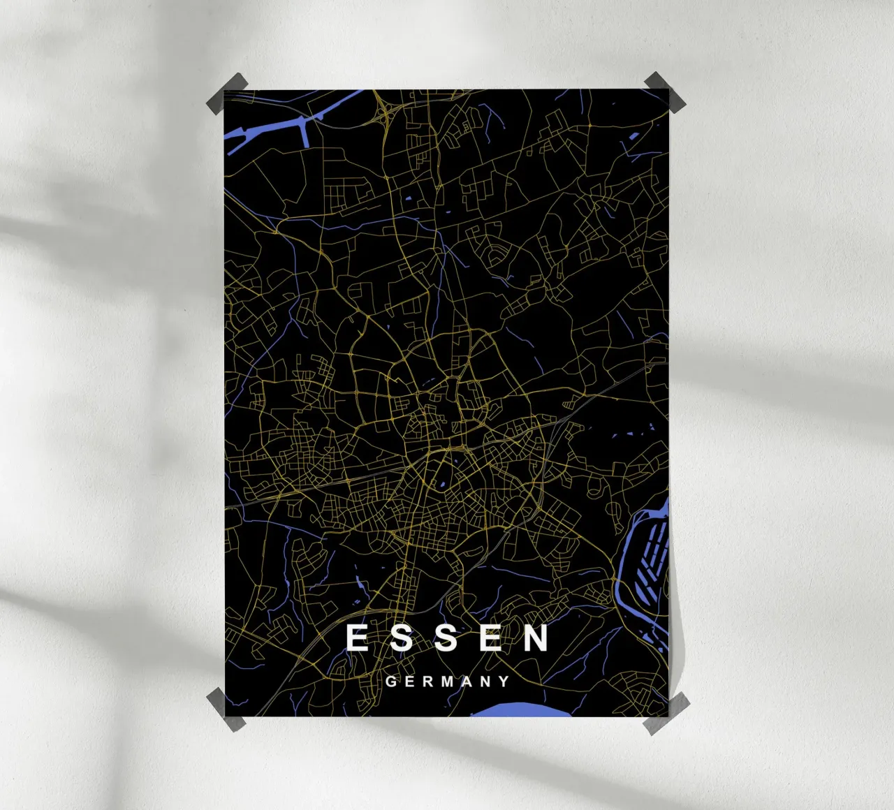 Essen Germania - Mappa della città in nero e oro poster con telaio in legno da Cartographers Library