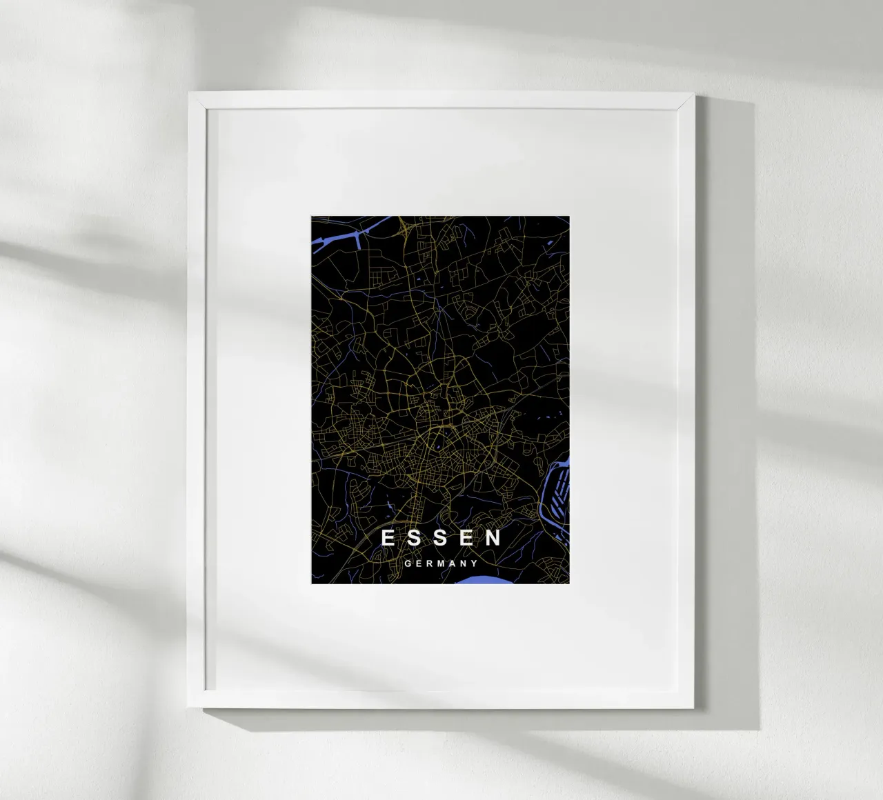 Essen Germania - Mappa della città in nero e oro poster con telaio in legno da Cartographers Library