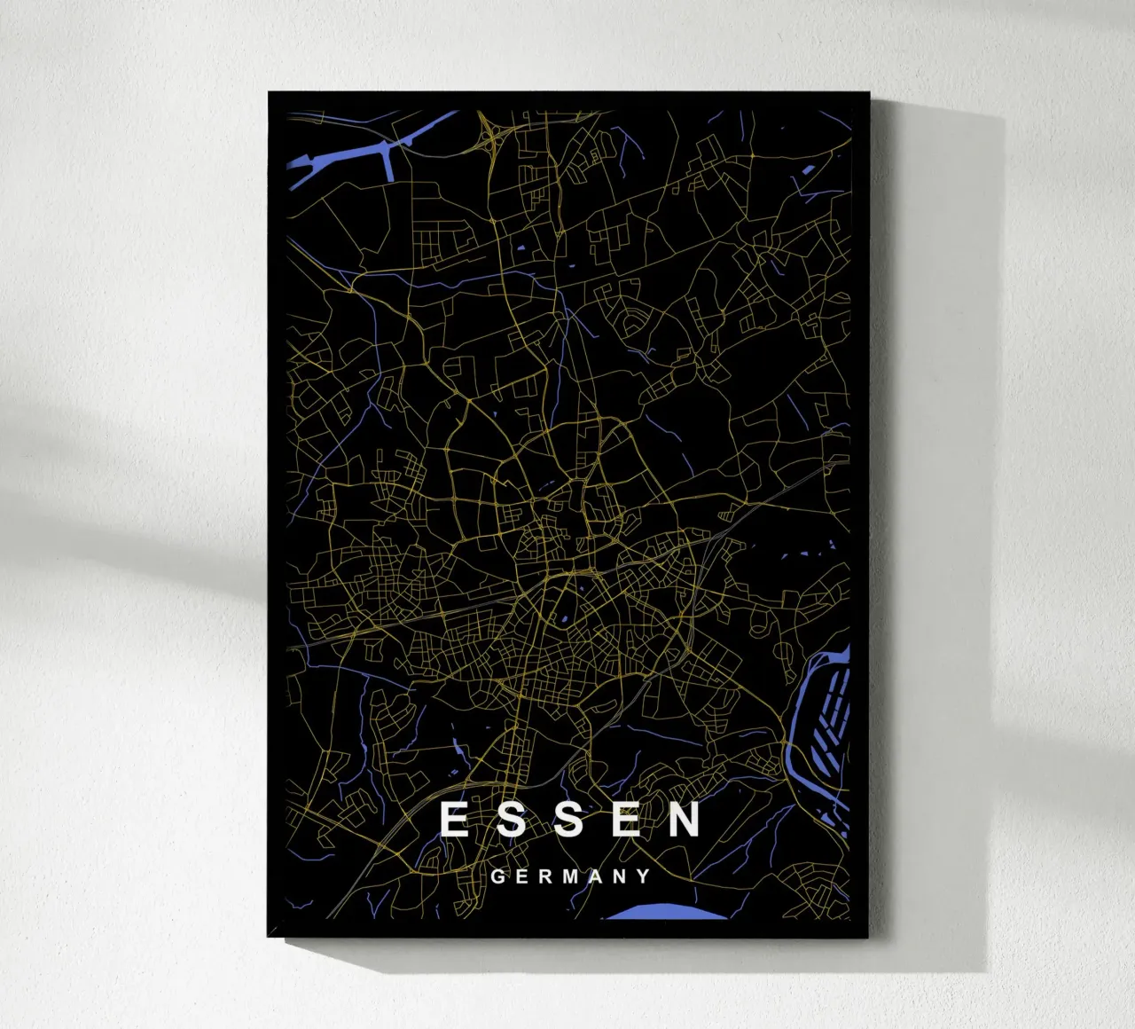 Essen Germania - Mappa della città in nero e oro poster con telaio in legno da Cartographers Library