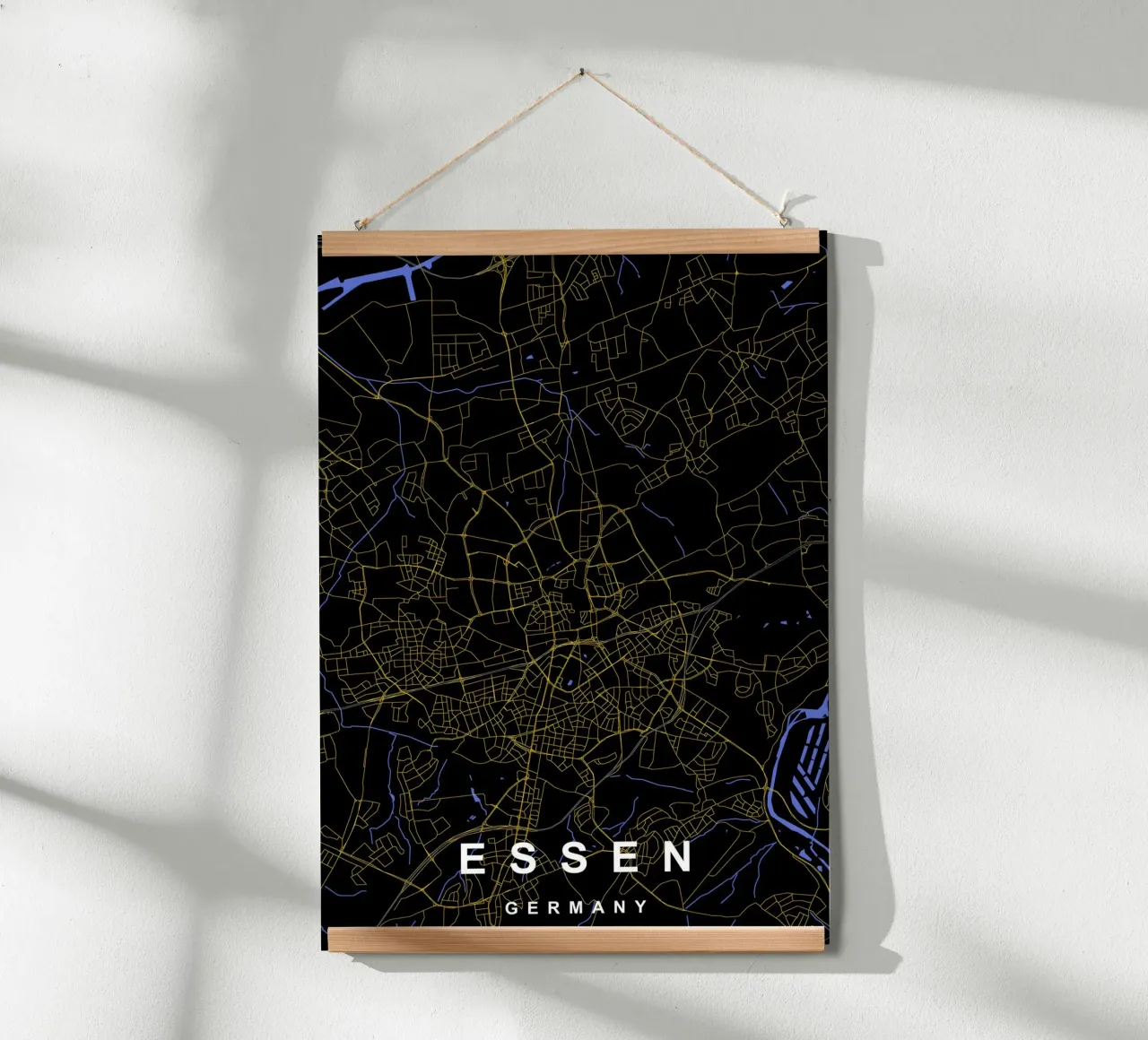 Essen Germania - Mappa della città in nero e oro poster con telaio in legno da Cartographers Library