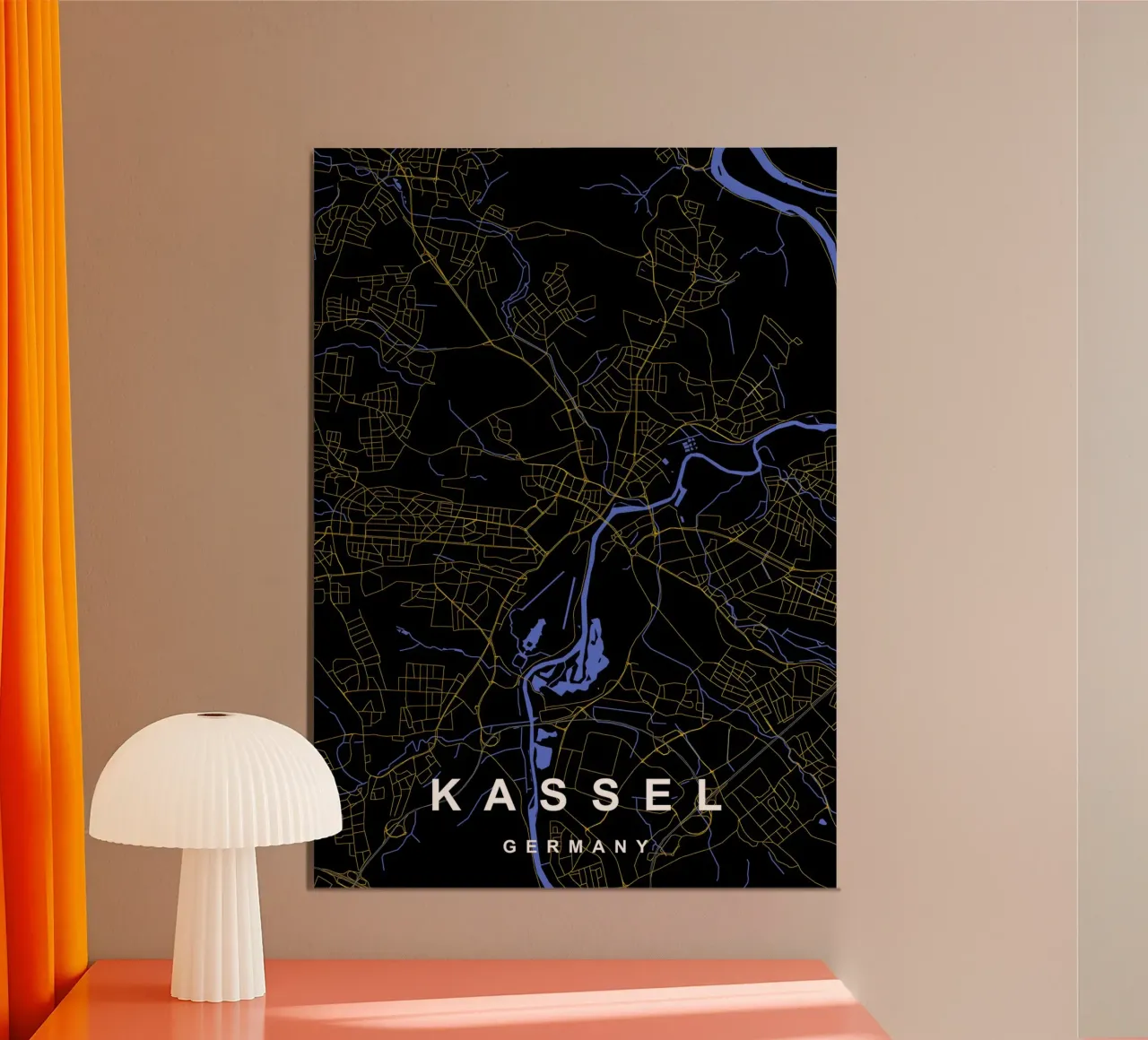 Kassel Germania - Mappa della città in nero e oro poster con telaio in legno da Cartographers Library