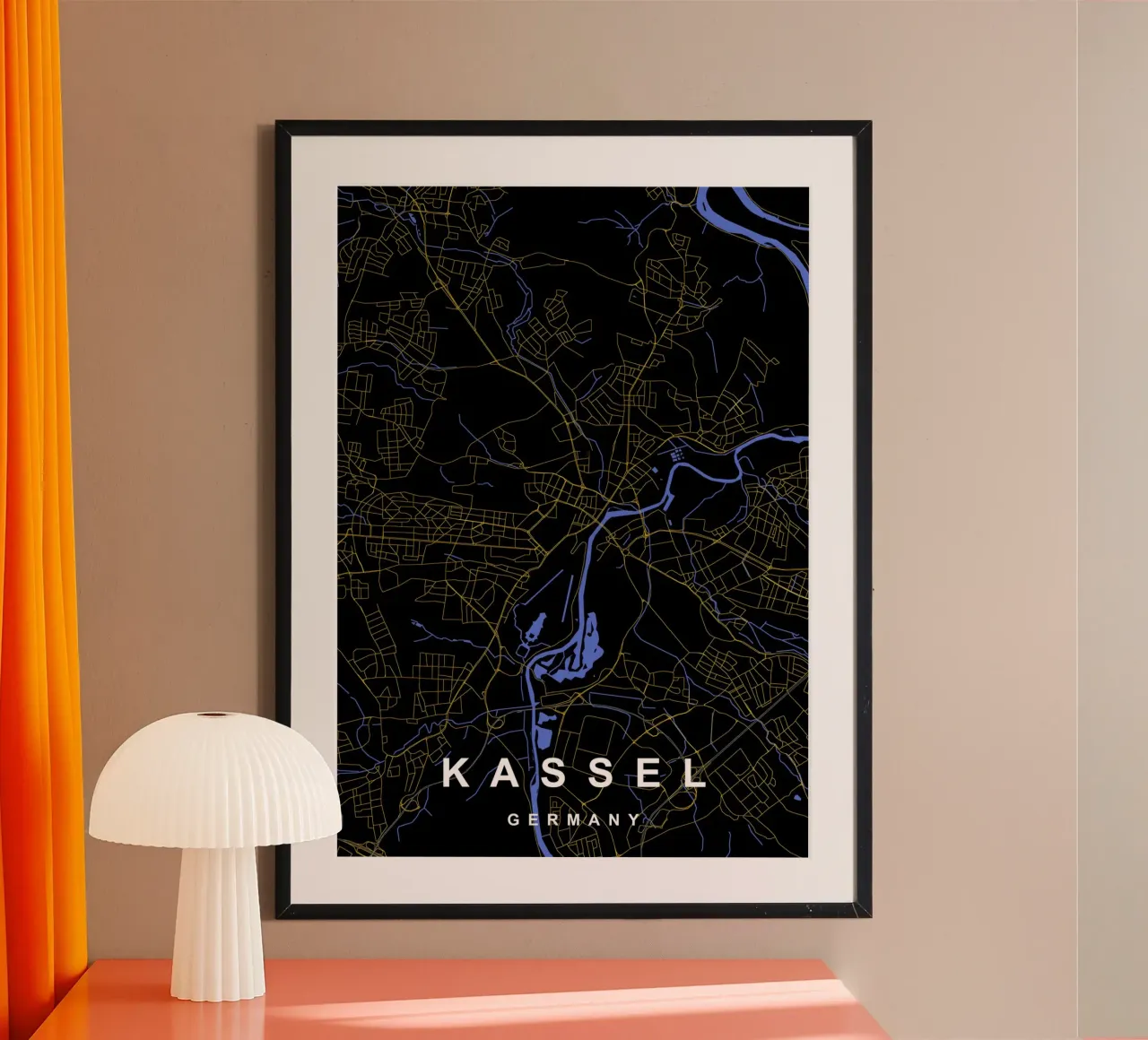 Kassel Germania - Mappa della città in nero e oro poster con telaio in legno da Cartographers Library