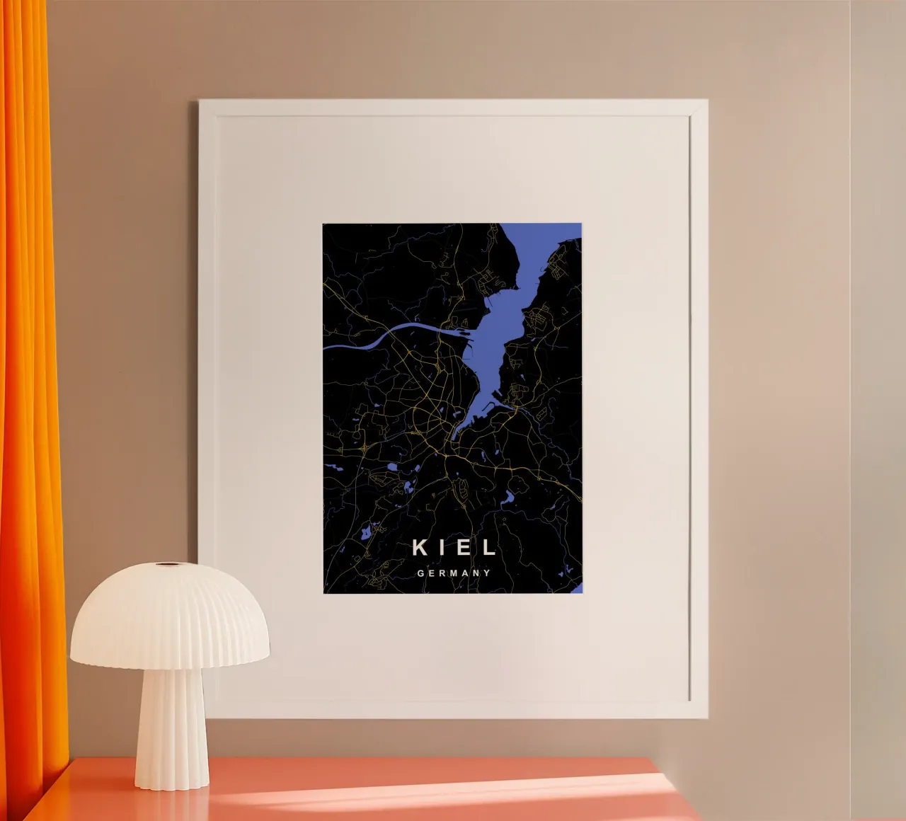 Kiel Germania - Mappa della città in nero e oro poster con telaio in alluminio da Cartographers Library
