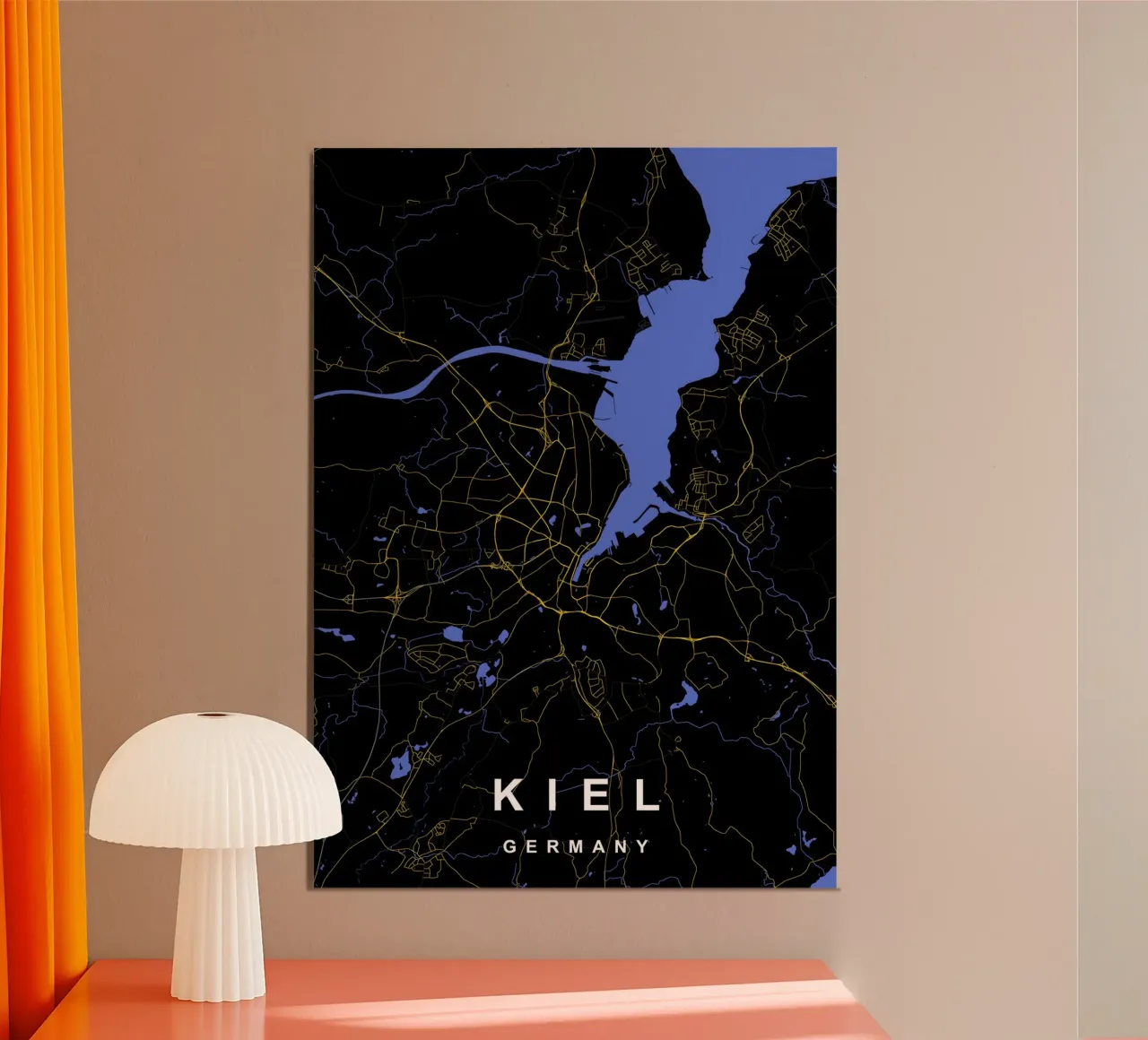 Kiel Germania - Mappa della città in nero e oro poster con telaio in alluminio da Cartographers Library