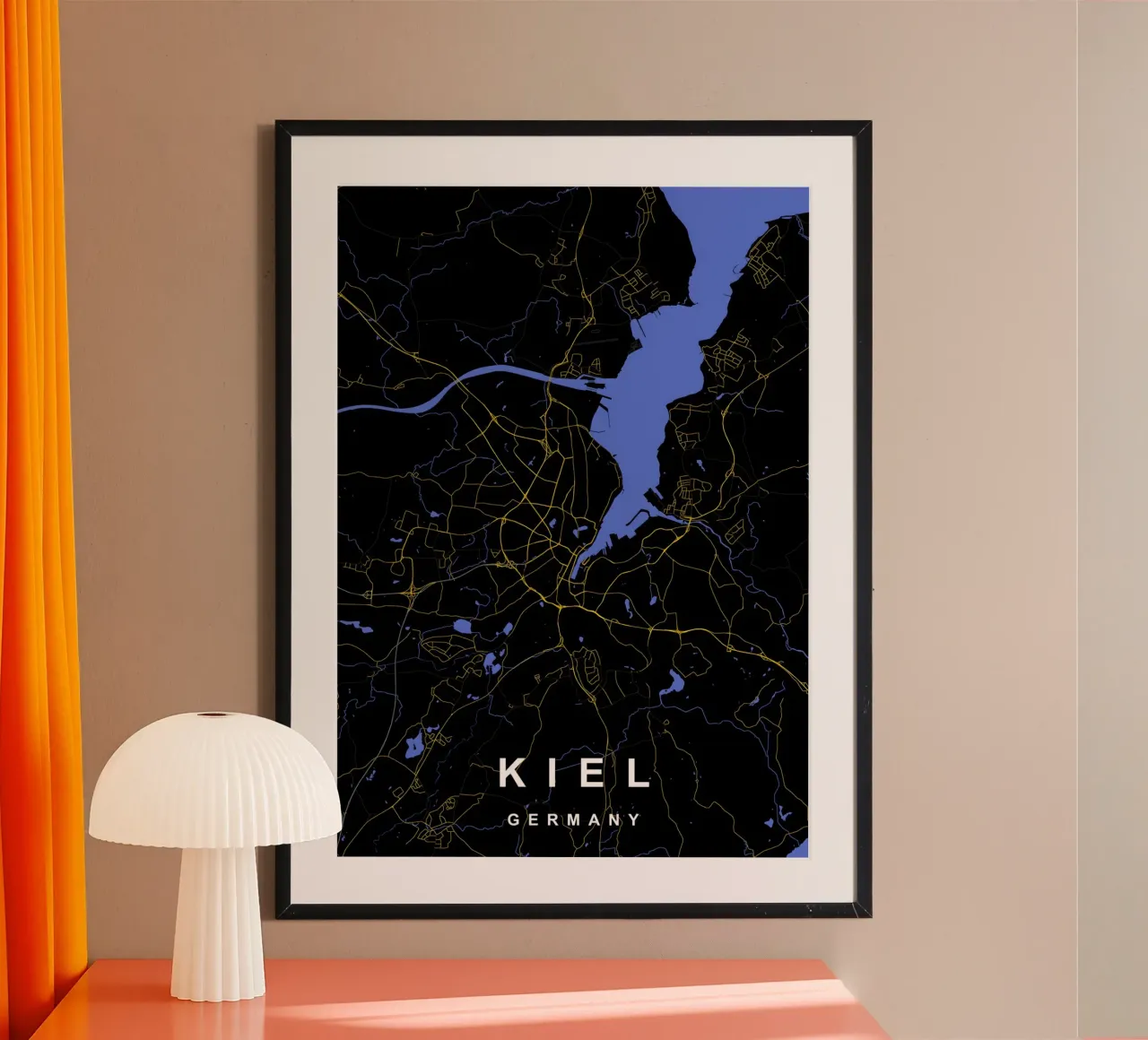 Kiel Germania - Mappa della città in nero e oro poster con telaio in alluminio da Cartographers Library