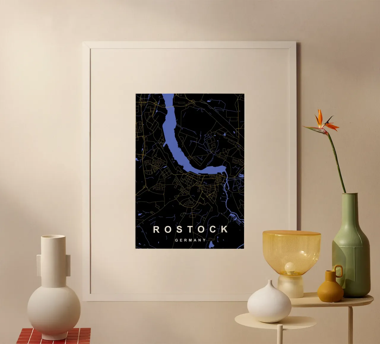 Rostock Germania - Mappa della città in nero e oro poster con telaio in legno da Cartographers Library
