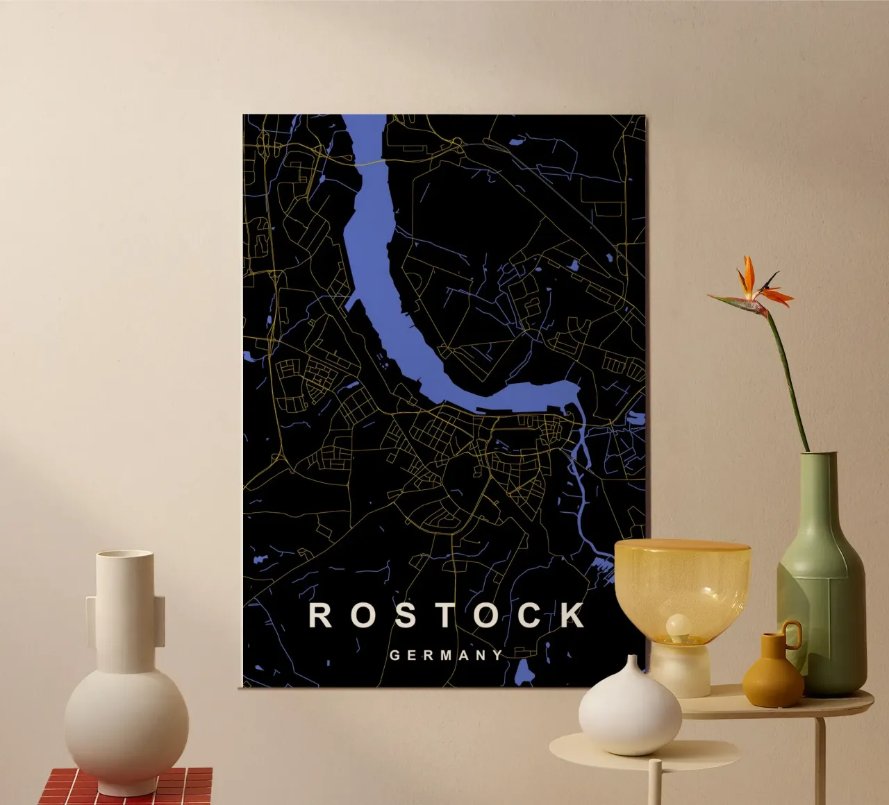 Rostock Germania - Mappa della città in nero e oro poster con telaio in legno da Cartographers Library