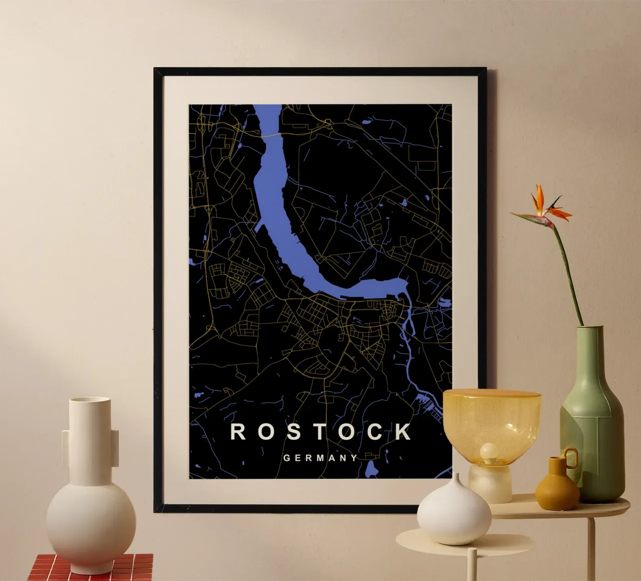 Rostock Germania - Mappa della città in nero e oro poster con telaio in legno da Cartographers Library